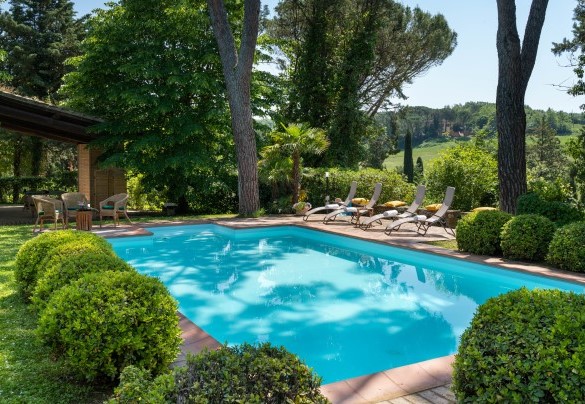 La piscina ha una dimensione di 5x9 m con una profondità variabile da 1,20 a 1,80 m - Villa Paesante