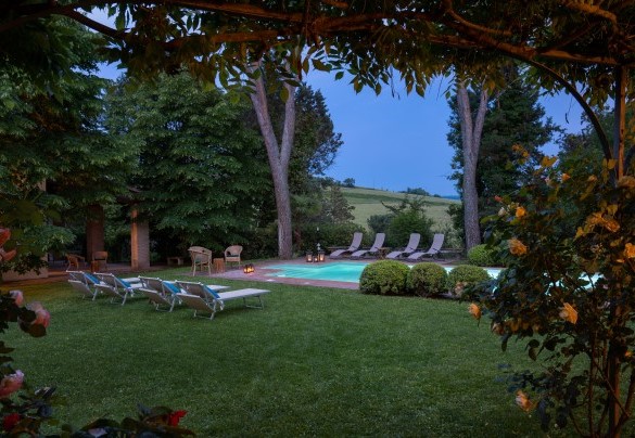 La piscina, depurata a sale, illuminata al tramonto - Villa Paesante