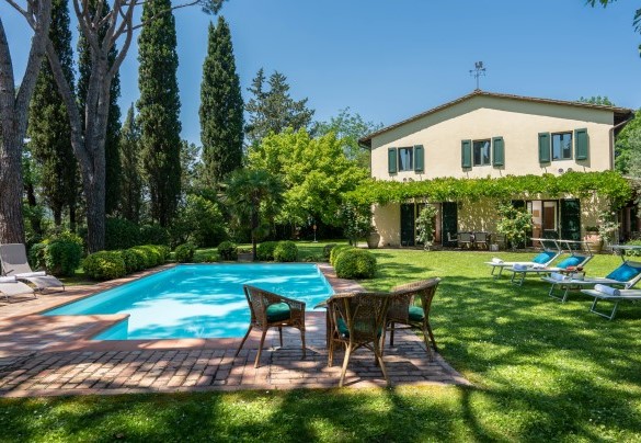 La piscina e la zona prendisole attrezzata con lettini e ombreggiata da pini marittimi - Villa Paesante