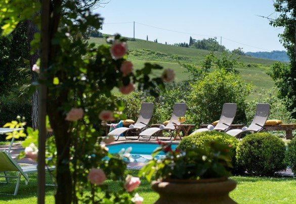 Incastonata come una perla, tra il giardino e la villa, si trova la splendida piscina - Villa Paesante