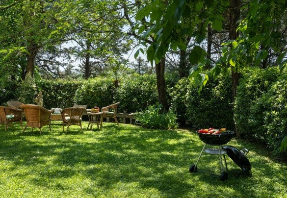 Il curato giardino con angoli arredati e il barbecue - Villa Paesante