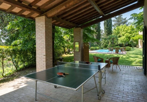 Il tavolo da ping pong ombreggiato dal porticato - Villa Paesante
