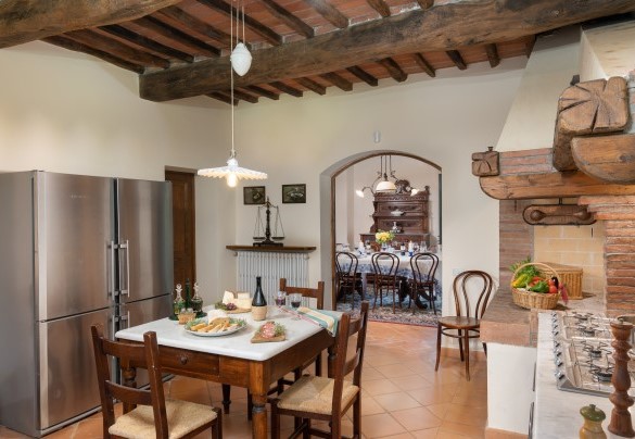  La cucina tipica toscana con camino ornamentale - Villa Paesante 