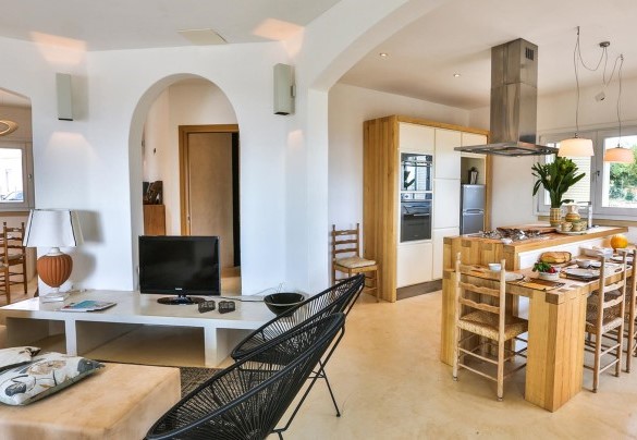 Indoor dining area. Pajare Francesi