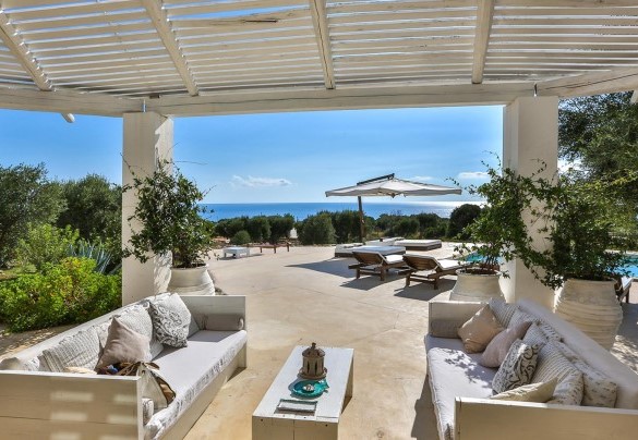 The linear forms of the stone façades and the outdoor furnishings are enhanced by the white porticos in the same style. Pajare Francesi