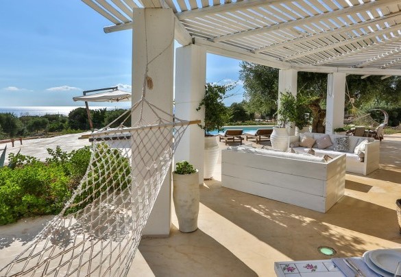 The large veranda with sea view, set up with table, chairs and outdoor seating area, is the best place to enjoy the sunset over the sea. Pajare Francesi