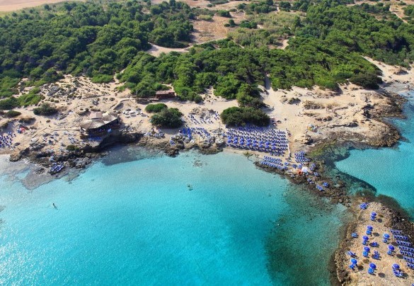 White sand and turquoise sea, in a wild and uncontaminated natural setting is Punta Prosciutto, 30 km from the villa. Pajare Francesi