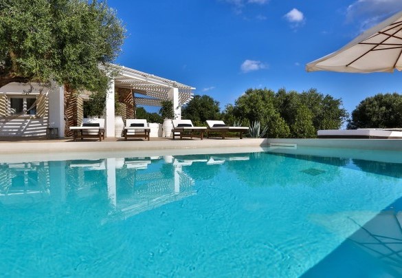 The swimming pool measures 4.50 x 10.50 and is 1.60 m high and slopes down to 1 m. Pajare Francesi