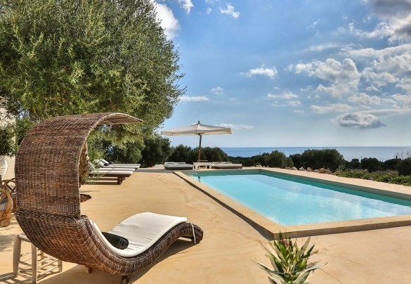 The large, level solarium area is equipped with sunbeds and chairs that reflect the minimalist style found in the furniture of the surrounding outdoor areas. Pajare Francesi
