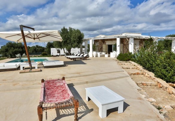 The linear forms of the stone façades and the outdoor furnishings are enhanced by the white porticos in the same style. Pajare Francesi