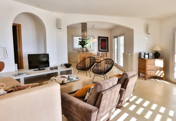 The main Pajara has two floors; the main entrance leads directly into the large bright living area. Pajare Francesi