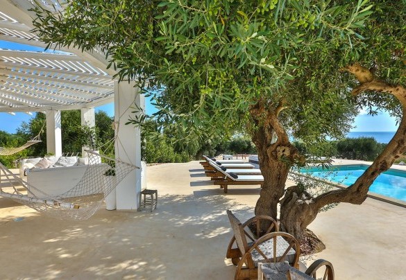 The large, level solarium area is equipped with sunbeds and chairs that reflect the minimalist style found in the furniture of the surrounding outdoor areas. Pajare Francesi