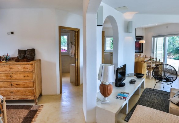 The main Pajara has two floors; the main entrance leads directly into the large bright living area. Pajare Francesi