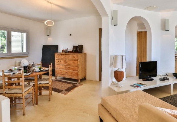The main Pajara has two floors; the main entrance leads directly into the large bright living area. Pajare Francesi