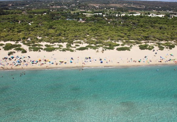 The splendid Salento beaches are 15 km from the villa. Pajare Francesi