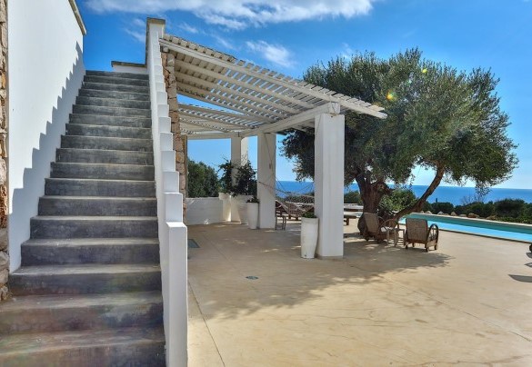 The modern, regular-shaped pool measures 4,50 x 10,50 m with a varying depth from 1,60 to 1 m and has a large step along its entire length for access to the water. Pajare Francesi