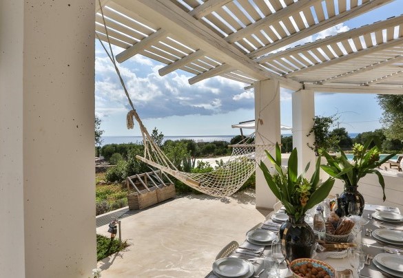 Outdoor dining area. Pajare Francesi