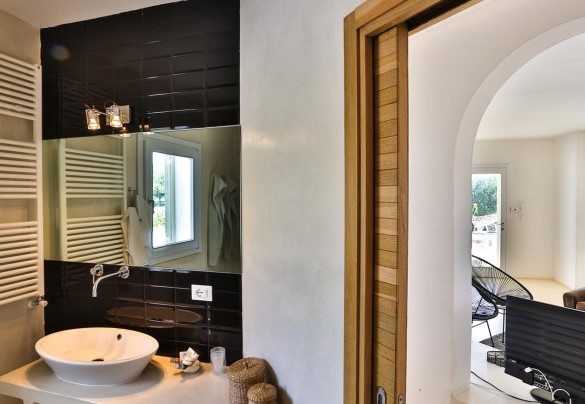 Bathroom with shower, living area. Pajare Francesi
