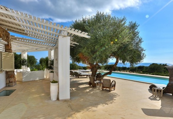 Enchanting view of the splendid Salento sea from the relaxation area. Pajare Francesi