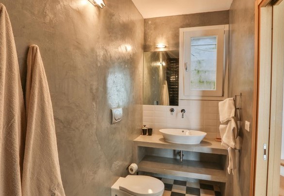 En suite bathroom, double bedroom, outbuilding. Pajare Francesi