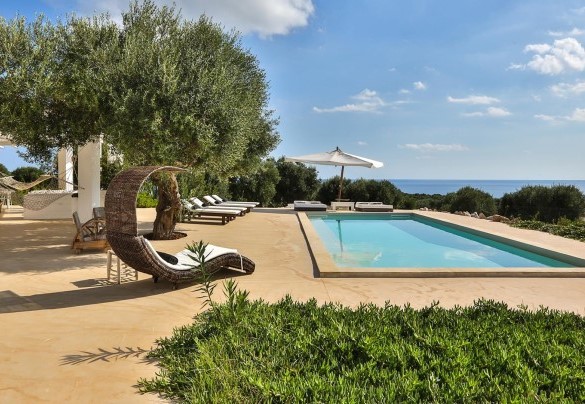 The swimming pool measures 4.50 x 10.50 and is 1.60 m high and slopes down to 1 m. Pajare Francesi