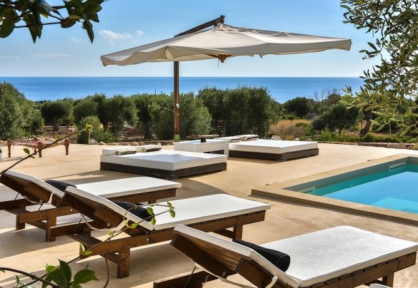 The swimming pool measures 4.50 x 10.50 and is 1.60 m high and slopes down to 1 m. Pajare Francesi