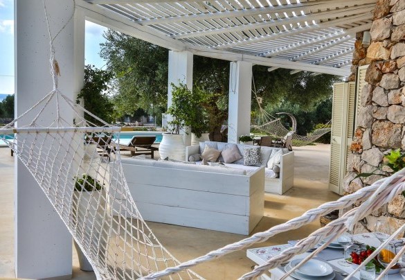 From the elegant porch through large doors you enter the internal living area. Pajare Francesi