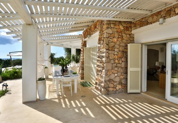 The large veranda with sea view, set up with table, chairs and outdoor seating area, is the best place to enjoy the sunset over the sea. Pajare Francesi