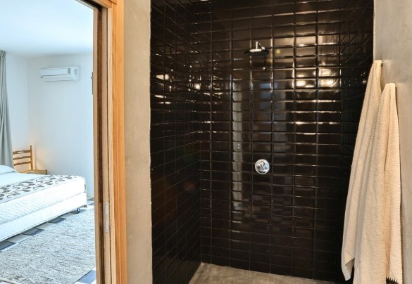 En suite bathroom, double bedroom, outbuilding. Pajare Francesi