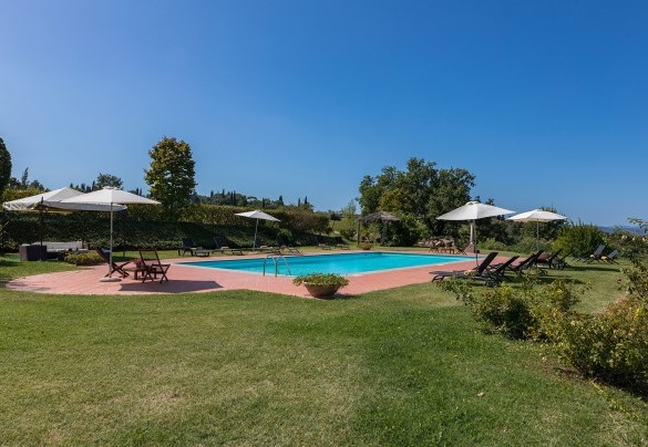The sunbathing area surrounds the pool - Villa Palazzaccio