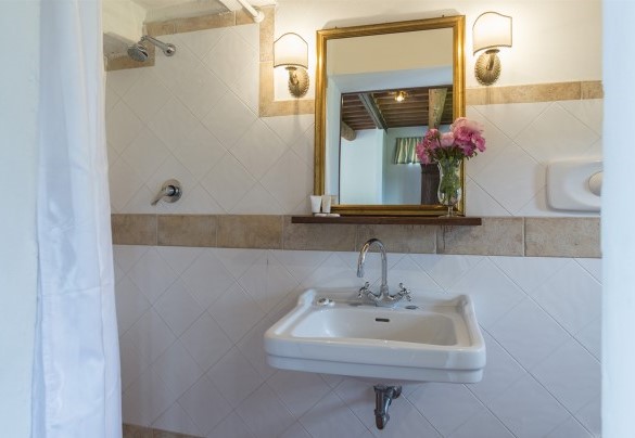 Il caratteristico bagno con vasca - Villa Palazzaccio