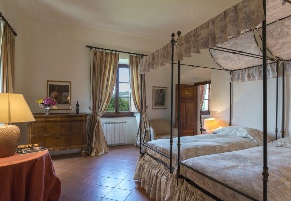 The twin room with canopy beds and en-suite bathroom - Villa Palazzaccio