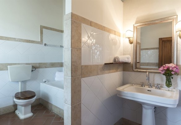 The en-suite bathroom with a bathtub - Villa Palazzaccio