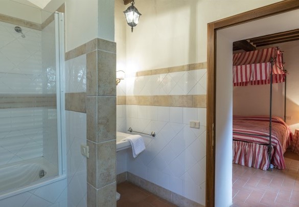 The en-suite bathroom with a bathtub - Villa Palazzaccio