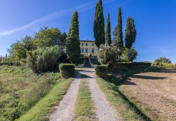 The unpaved access driveway - Villa Palazzaccio