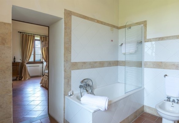 The en-suite bathroom with a bathtub - Villa Palazzaccio