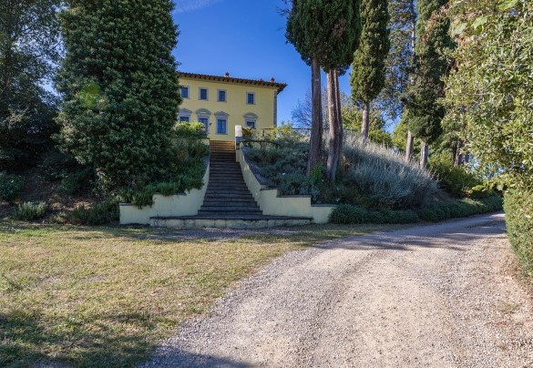 A staircase leads to the entrance of the villa - Villa Palazzaccio
