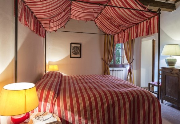 The master bedroom with a canopy bed - Villa Palazzaccio