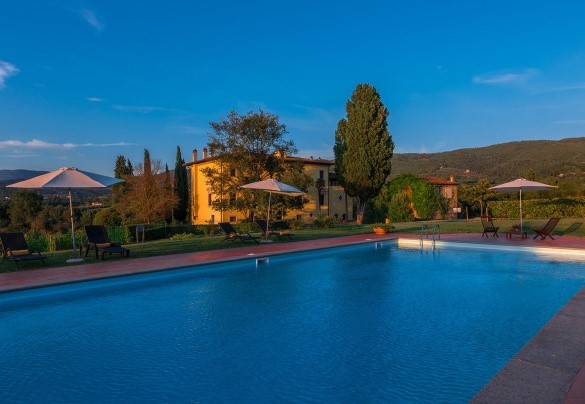 The last lights of the day illuminate the villa - Villa Palazzaccio