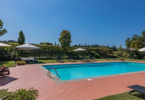 L'area solarium avvolge la piscina - Villa Palazzaccio