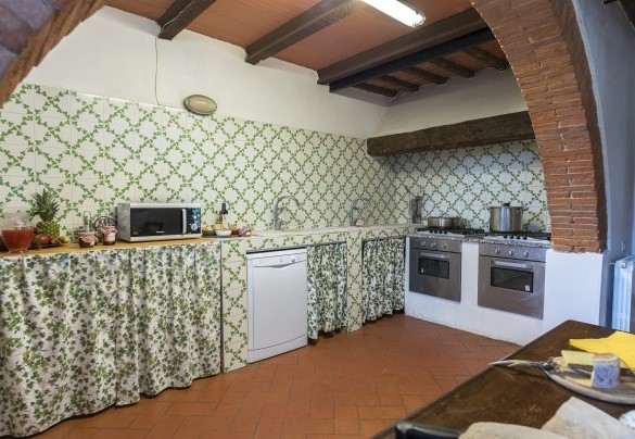 The large fully-equipped kitchen - Villa Palazzaccio