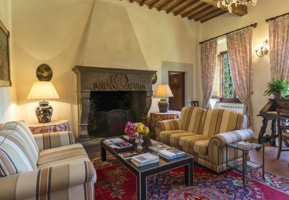 The elegant living room on the first floor with a fireplace - Villa Palazzaccio