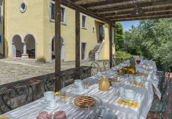 The spacious dining table shaded by the gazebo - Villa Palazzaccio