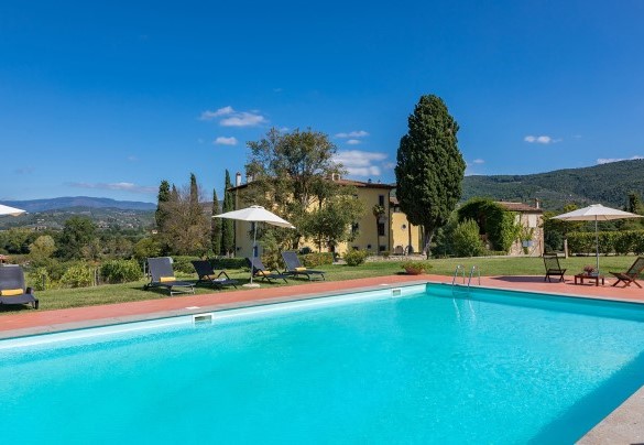 La vasca dista pochi passi dalla piscina - Villa Palazzaccio