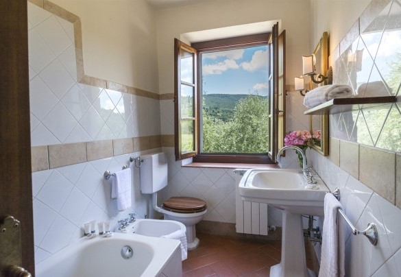 The en-suite bathroom with a bathtub - Villa Palazzaccio