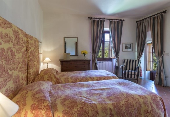 The bright twin room - Villa Palazzaccio