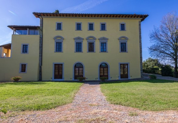 The majestic front of the villa - Villa Palazzaccio