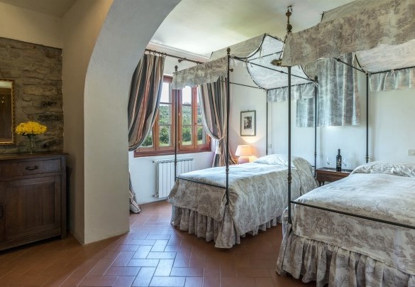 The twin room with canopy beds and en-suite bathroom - Villa Palazzaccio