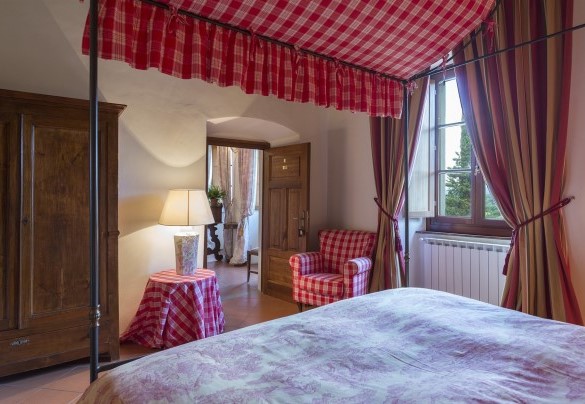 The master bedroom with a canopy bed - Villa Palazzaccio