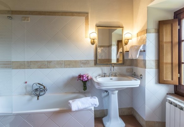 The en-suite bathroom with a bathtub - Villa Palazzaccio